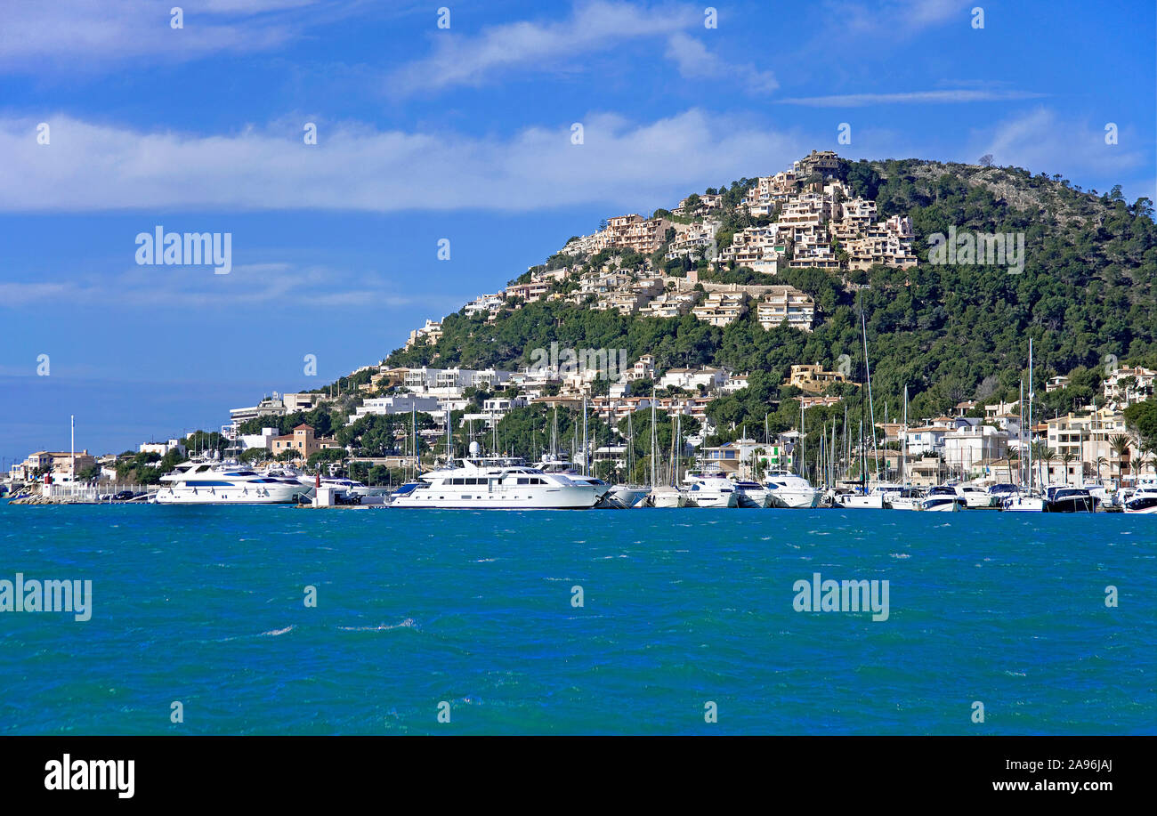 Bateaux et yachts dans la baie de Cala Millor, Majorque, îles Baléares, Espagne Banque D'Images