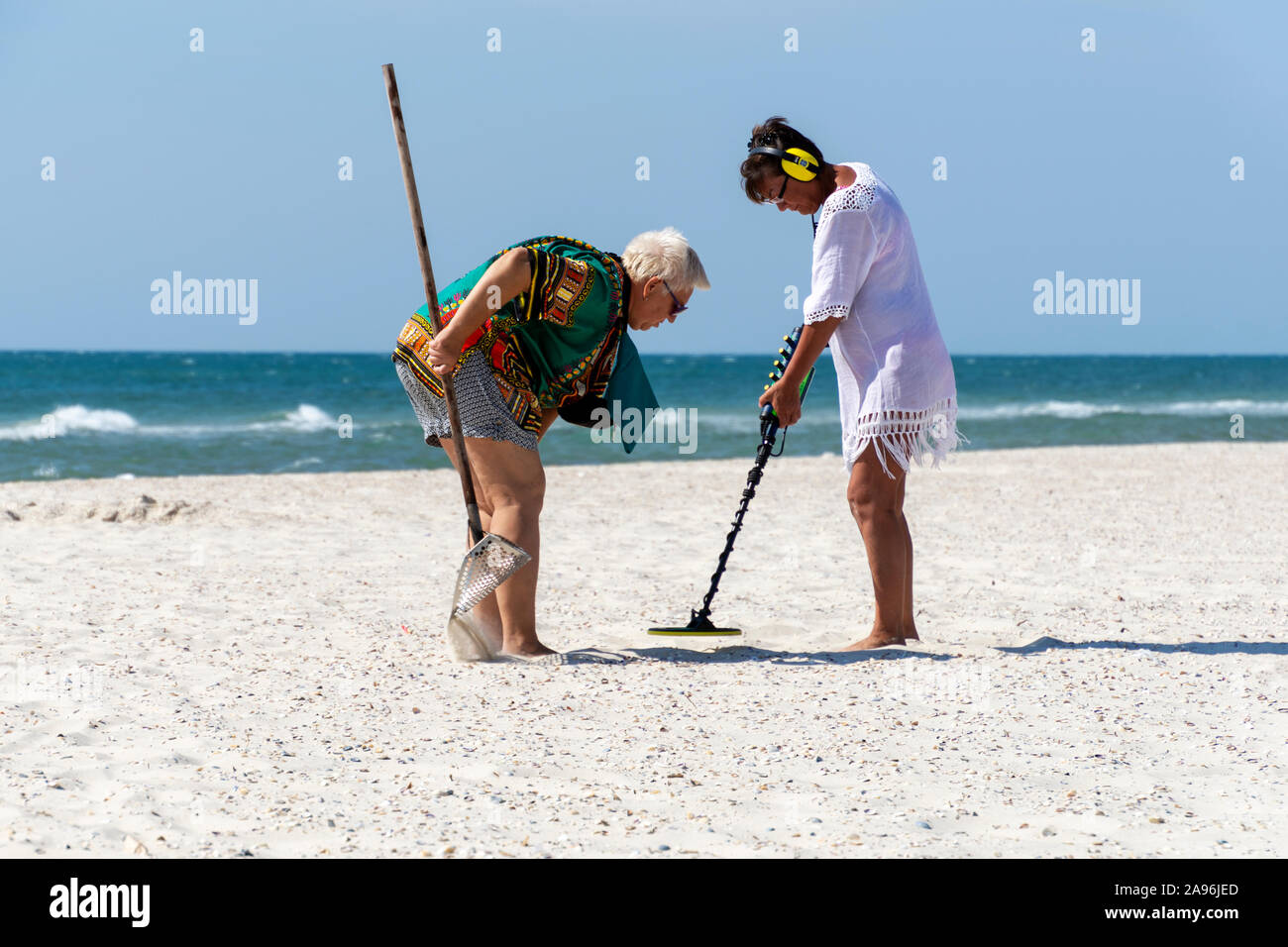 09.10.2019 Lazurne, Ukraine - Deux drôles les femmes d'âge moyen à l'or sur la plage en utilisant le détecteur de métal Banque D'Images