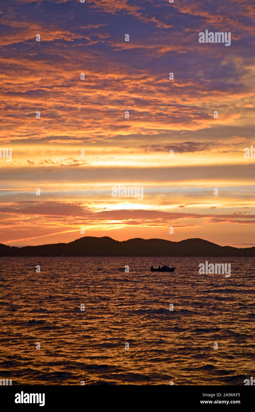 Incroyable coucher du soleil (lever du soleil) en mer à Zadar (Croatie) Banque D'Images