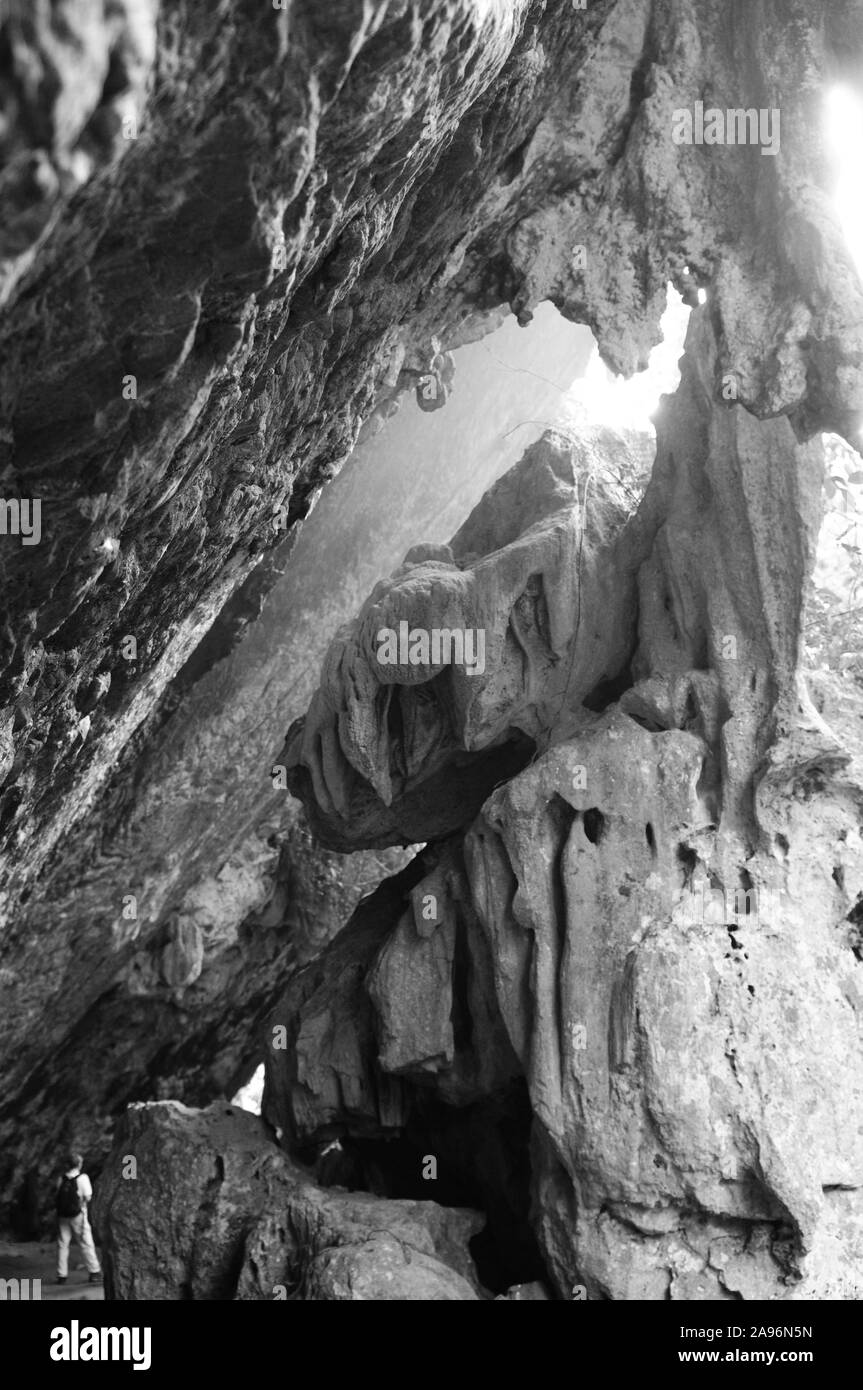 Kuba-Wanderreise mit Imbach : Wanderer im Nationalpark Altiplano Topes de Collantes. Les randonneurs à des formations en pierre dans la forêt tropicale de Cuba's Nati Banque D'Images