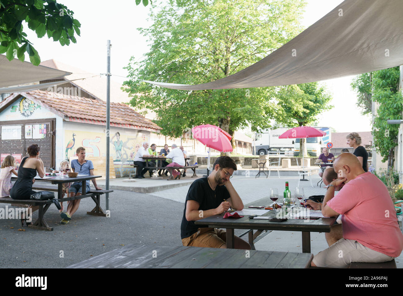 Terrasse avec des gens Cafe du Soleil, Saignelégier, Suisse Banque D'Images