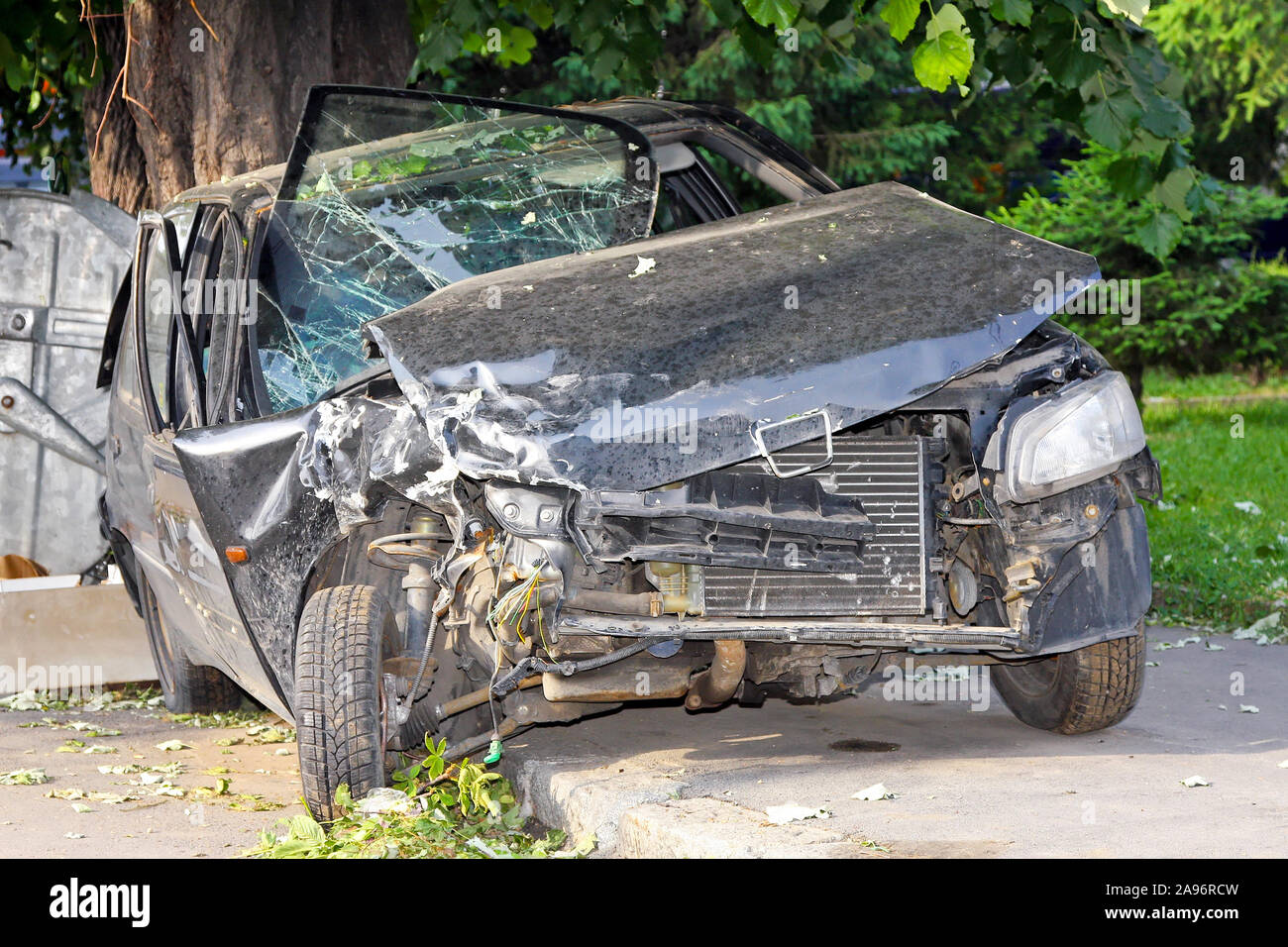 Accident de voiture mortel avec collision frontale Banque D'Images