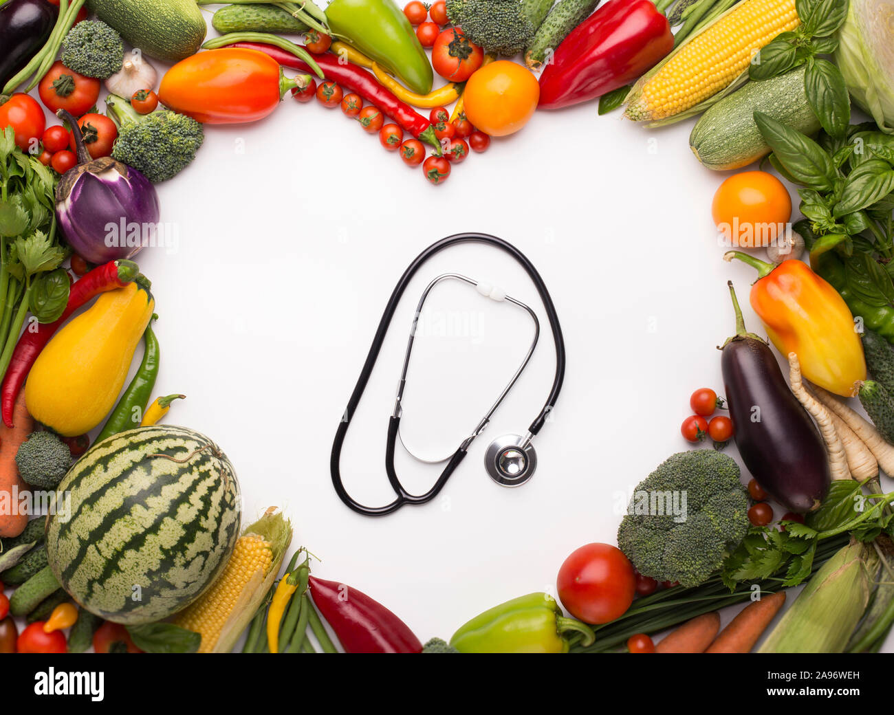 La prévention des maladies. Stéthoscope dans le milieu de l'image de coeur les fruits et légumes frais Banque D'Images