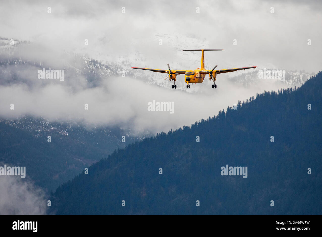 Recherche et sauvetage au Canada un CC-115 Buffalo air plane s'apprête à atterrir à l'aéroport de Pemberton lors d'une mission de formation sur l'apparence d'un jour d'automne. Banque D'Images