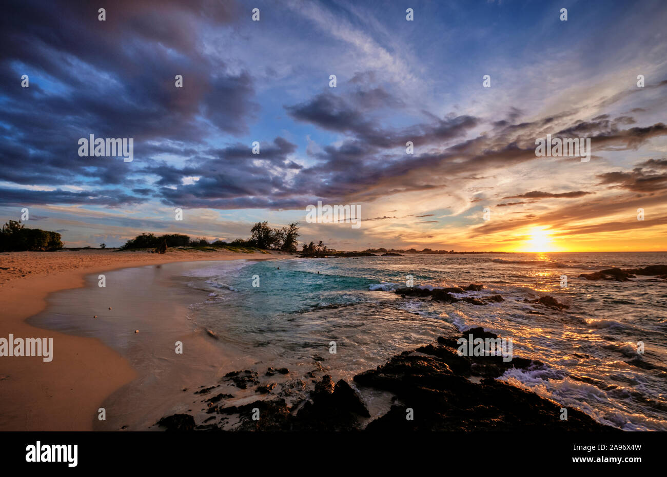 La vue juste avant le coucher du soleil en Makalawena Beach sur la grande île. Banque D'Images