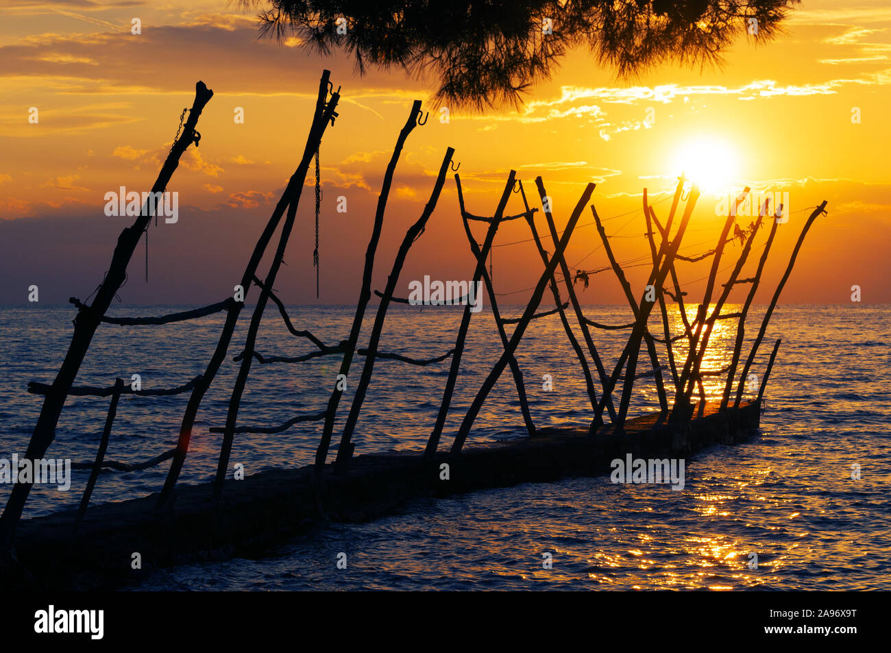 Ancienne jetée à l'heure du coucher du soleil à Savudrija, une ville côtière en Croatie. Voyage, tourisme et vacances. Banque D'Images