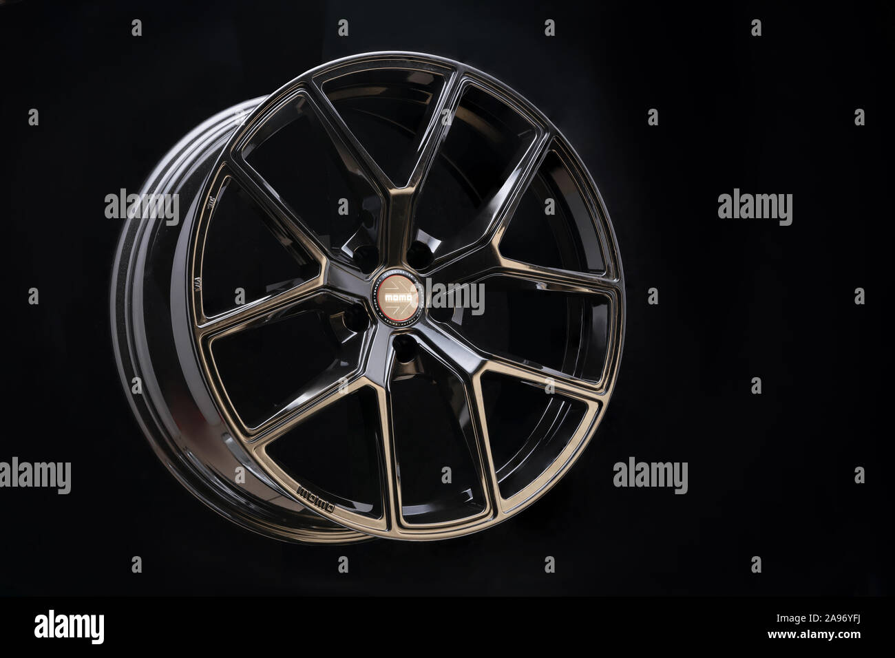 Krasnoyarsk, Russie, le 25 octobre 2019 : nouvelle voiture, roues en alliage léger, léger sport noir noir sur fond sombre. Banque D'Images