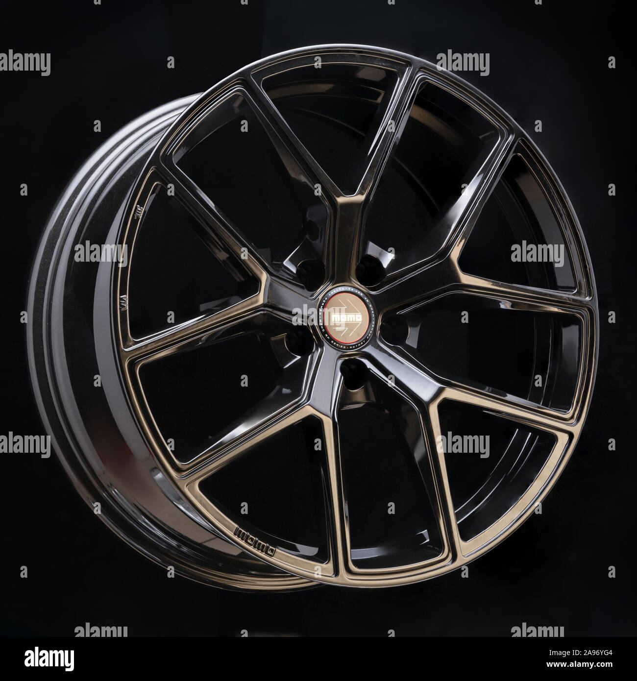 Krasnoyarsk, Russie, le 25 octobre 2019 : nouvelle voiture, roues en alliage léger, léger sport noir noir sur fond sombre. Banque D'Images