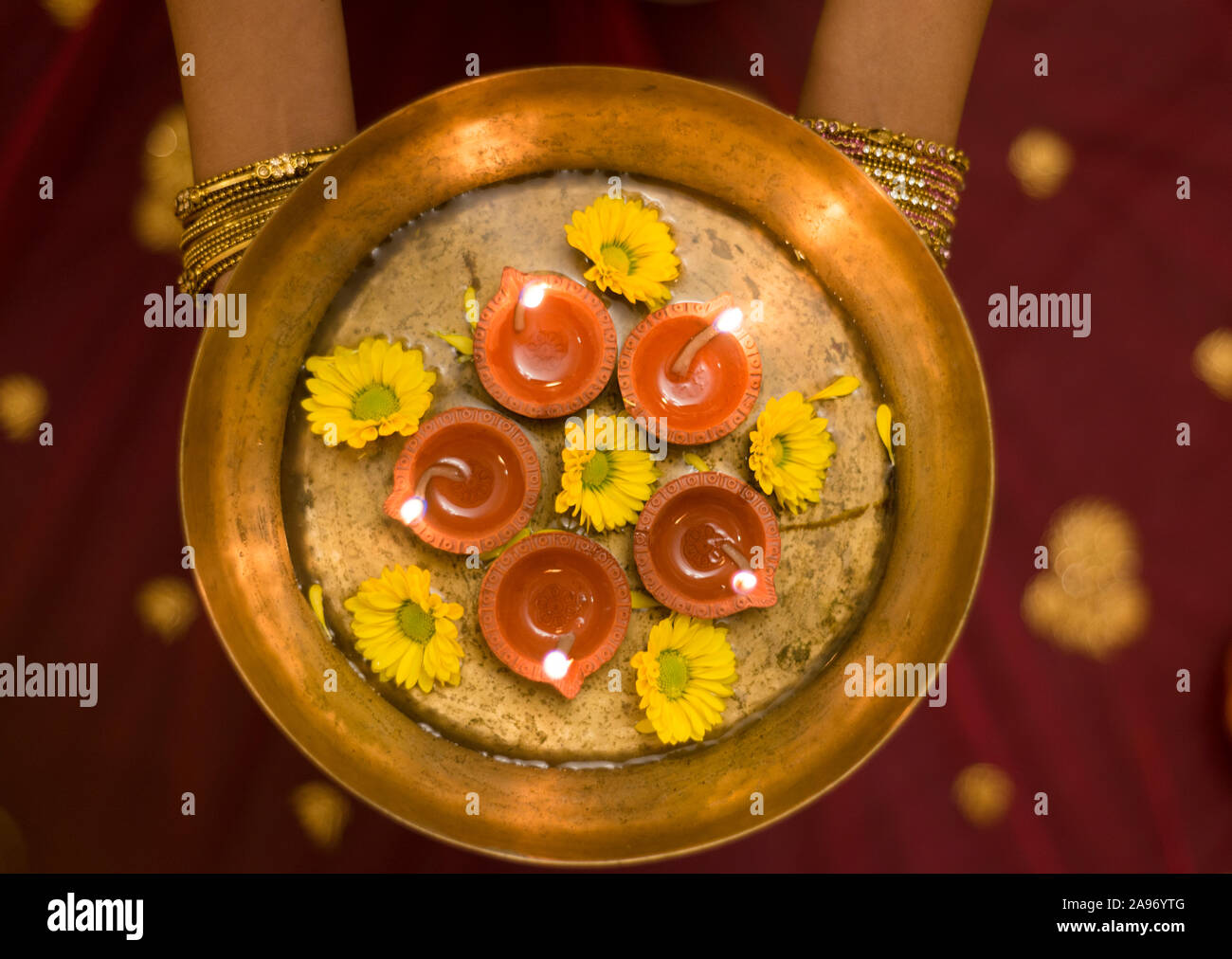 Woman holding diwali ou lampes dans un thali diyas Banque D'Images