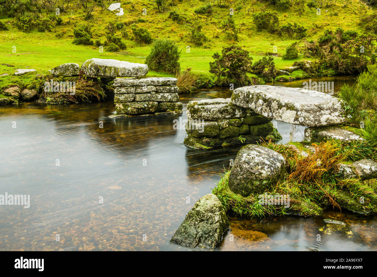 Pont de Clapper endommagé à Bellever au-dessus de la rivière East Dart à Dartmoor à Devon, une journée bien remplie Banque D'Images
