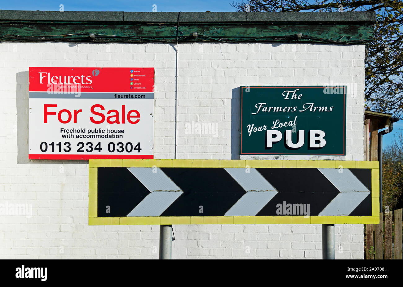 Le bras d'arrêt et les agriculteurs - volets - dans le village de Askrigg, East Yorkshire, England UK Banque D'Images