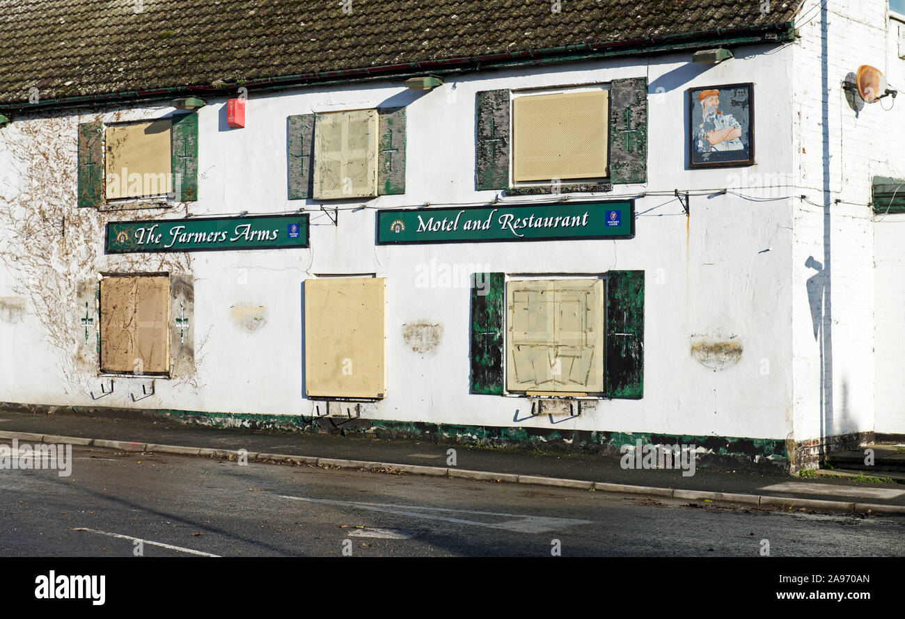 Le bras d'arrêt et les agriculteurs - volets - dans le village de Askrigg, East Yorkshire, England UK Banque D'Images