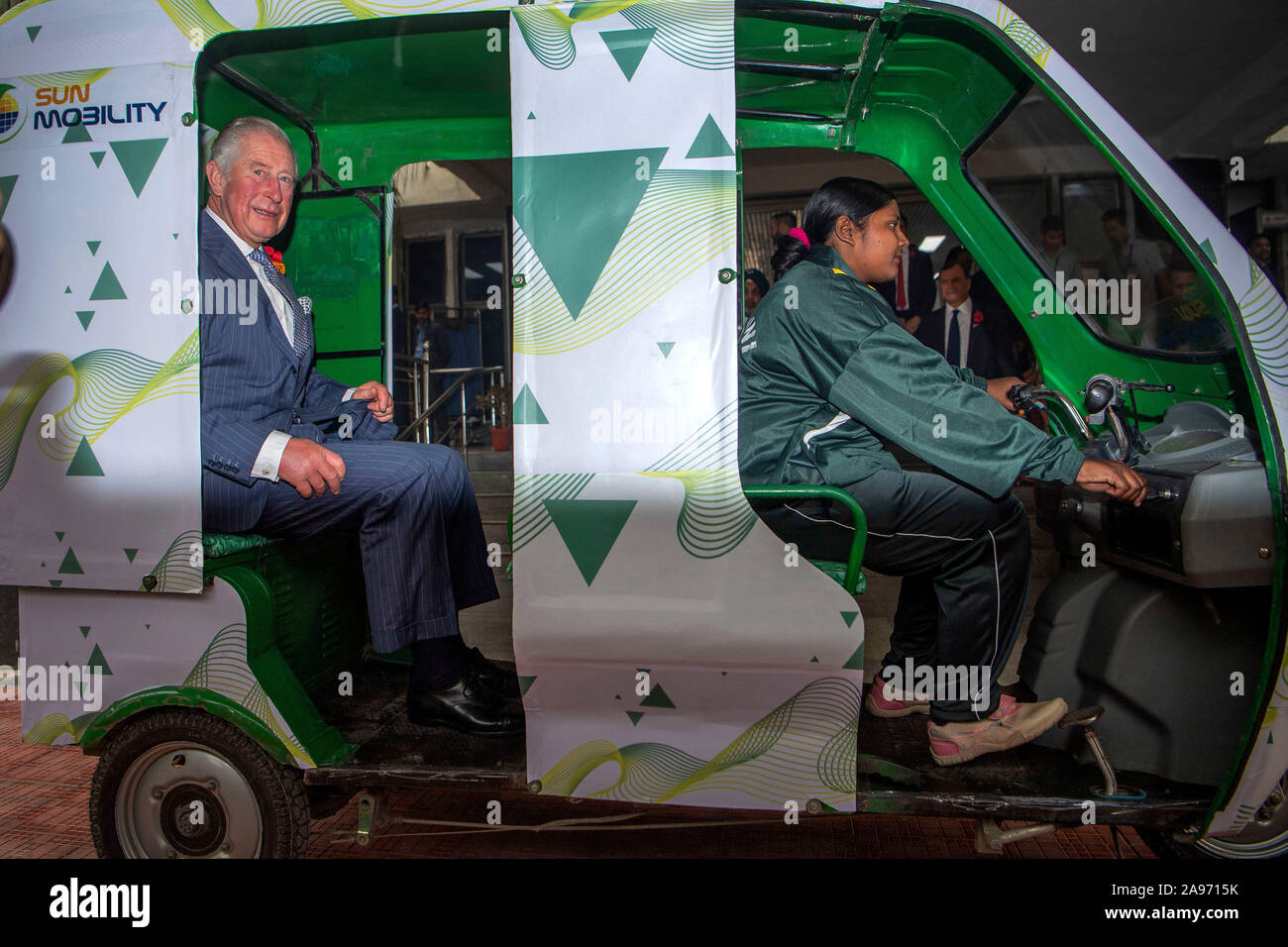 Le Prince de Galles est donné une démonstration d'une pousse-pousse (rickshaw électrique) conduit par Maria alors qu'il visite le MET OFFICE INDIEN, New Delhi, le premier jour de la visite royale à l'Inde. Banque D'Images