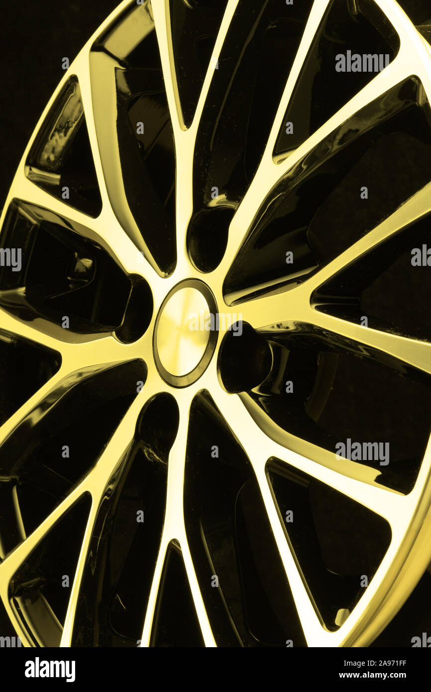 Jante en alliage sur fond noir, des jantes en alliage libre. Les éléments satellites. Banque D'Images