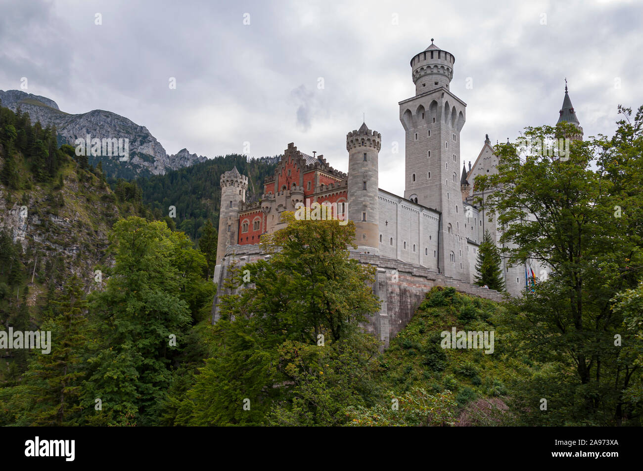 Le château de Neuschwanstein sur un après-midi nuageux Banque D'Images