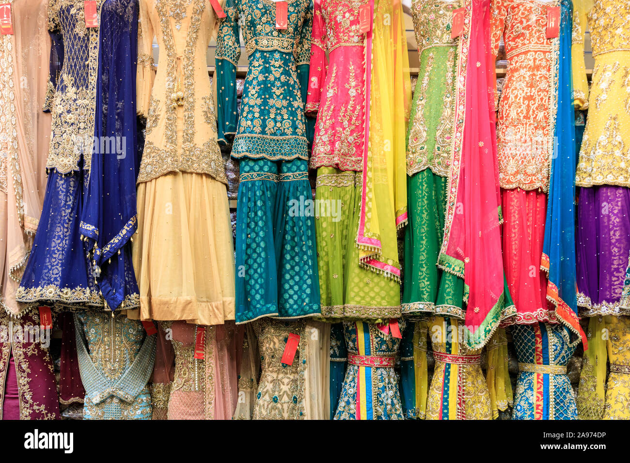 Le punjabi, robes indiennes et asiatiques et saris sur l'affichage, traditionnelle, tenue de soirée de couleur et des vêtements dans un magasin à Southall, London, UK Banque D'Images