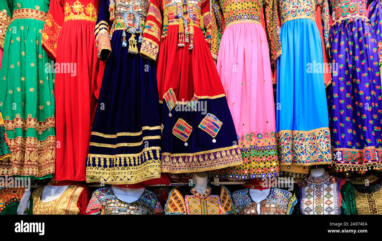 Les vêtements traditionnels et colorés dans des vêtements d'Asie Afghanistan shop Banque D'Images