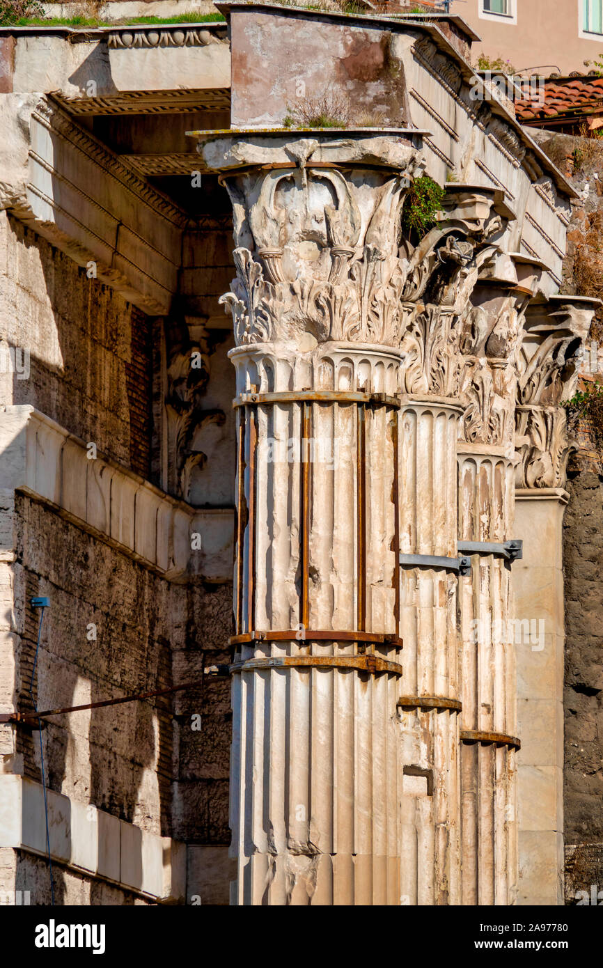 Colonnes corinthiennes dans le forum romain Banque D'Images