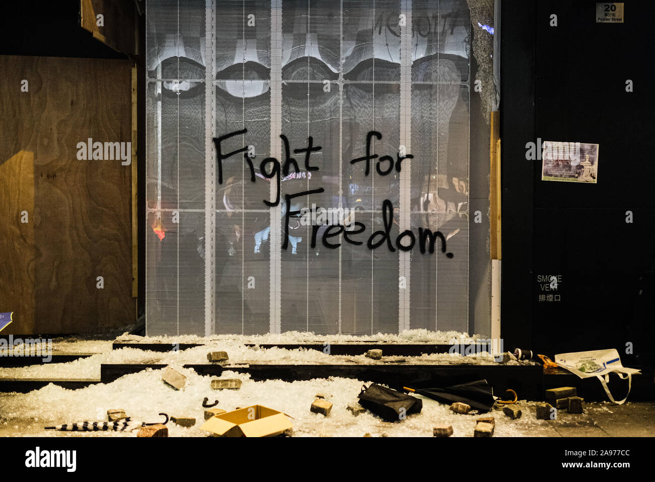 Hong Kong, Chine. 13 Nov, 2019. Les manifestants vandalisent shop et peinture graffiti sur une fenêtre au cours d'une manifestation dans le quartier central de Hong Kong. Un ''Blossom partout'' action était organisée par les manifestants pour paralyser la circulation et vandalisent les choses à Hong Kong et dans sa troisième jours consécutifs et ont suscité certaines des pires violences en cinq mois de troubles. Credit : Keith Tsuji/ZUMA/Alamy Fil Live News Banque D'Images