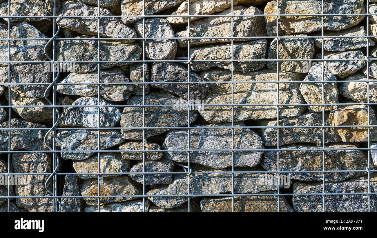 Mur de pierre et clôture métallique Banque de photographies et d'images à  haute résolution - Alamy