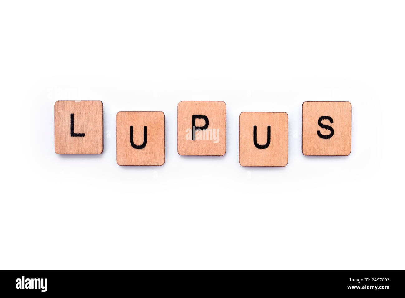 Le lupus, l'épeautre avec des lettres sur un fond blanc. Le lupus est une maladie auto-immune dans laquelle le système immunitaire s'attaque par des t Banque D'Images