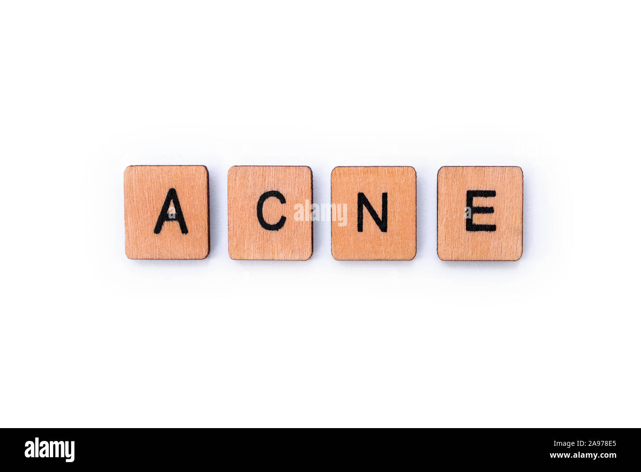 Le mot l'acné, de l'épeautre avec des lettres sur un fond blanc. Banque D'Images