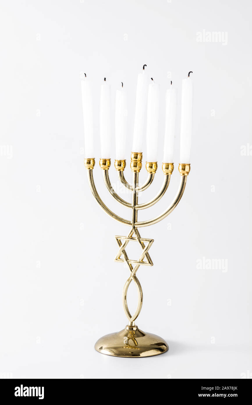 Hanukkah menorah juive isolé sur fond blanc. Copy space Banque D'Images
