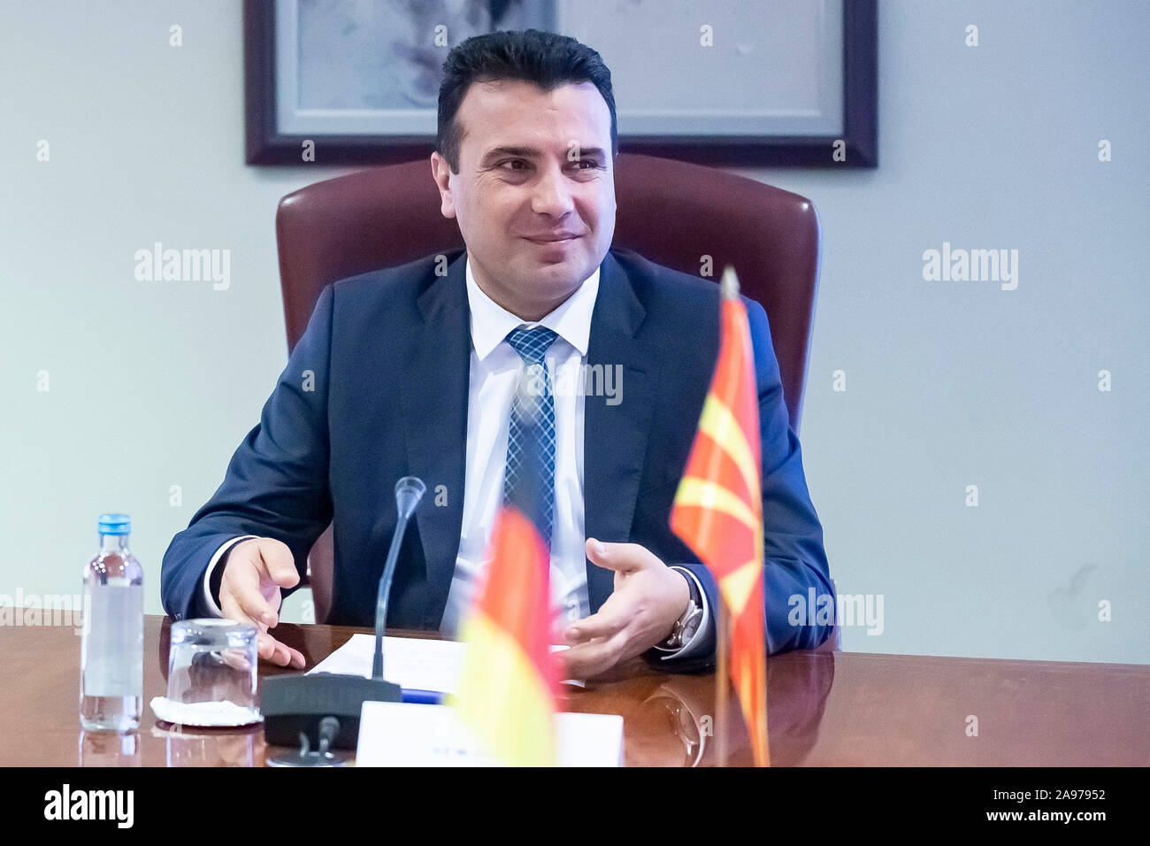 Skopje, Macédoine du Nord. 13 Nov, 2019. Zoran Zaev, Premier Ministre de Macédoine du Nord, est assis dans sa salle de réunion bilatérale au début d'une réunion bilatérale avec le Ministre des affaires étrangères, Maas. Maas se rend en Macédoine du Nord pour les pourparlers politiques. Credit : Christoph Soeder/dpa/Alamy Live News Banque D'Images