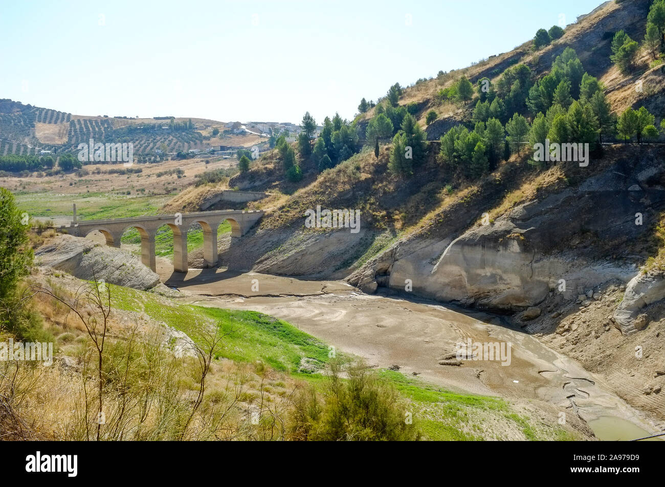 Vue de l'ancien pont romain à l'extérieur d'Iznajar, normalement sous l'eau mais exposé en raison du niveau d'eau extrêmement bas dans le réservoir. Andalousie Banque D'Images