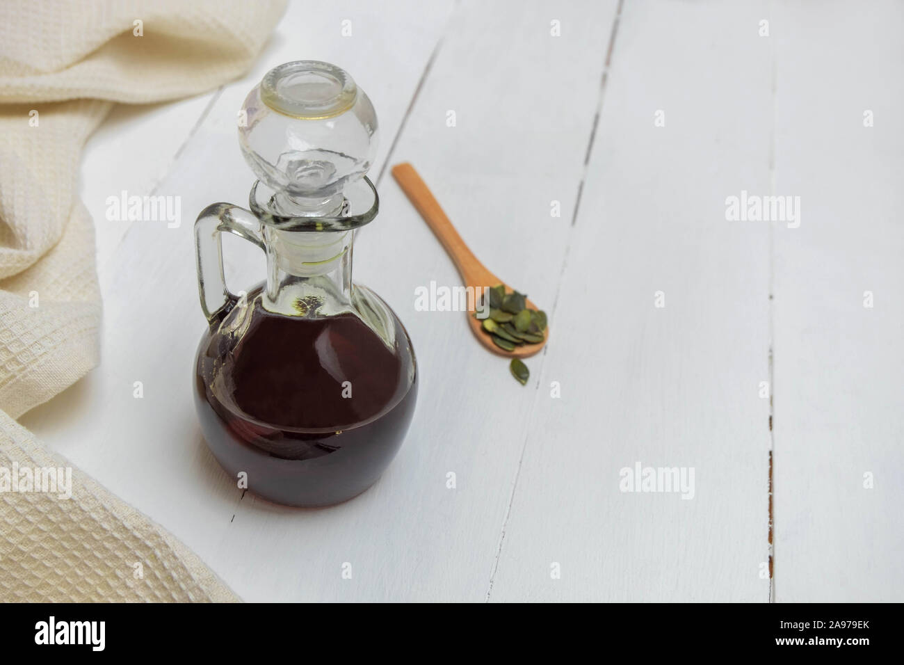 L'huile de graines de citrouille dans une bouteille en verre avec pupkin seeds Banque D'Images