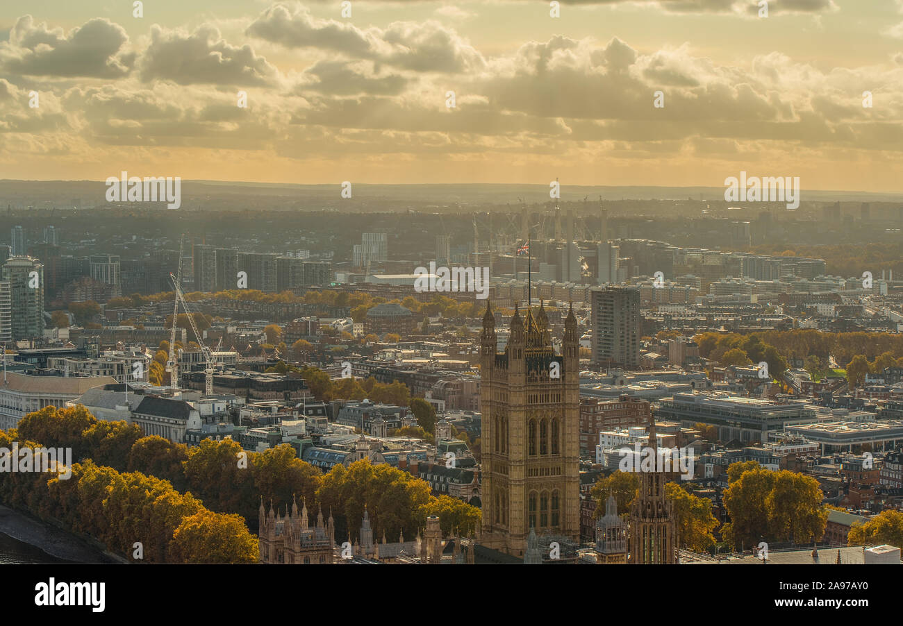 Le Coca-cola London eye avec perspective. Vue fantastique, les arbres d'automne et ciel bleu avec des nuages. Banque D'Images