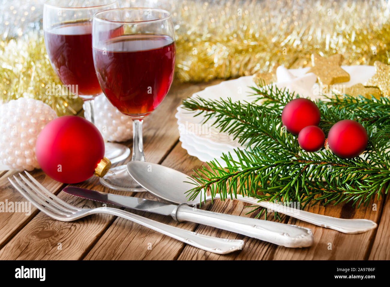 Décoration de table de Noël et le vin rouge Banque D'Images