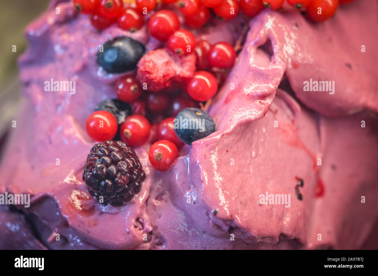 délicieuse glace italienne aux fruits frais et mélange de noix, graines, pistaches, flocons de chocolat Banque D'Images