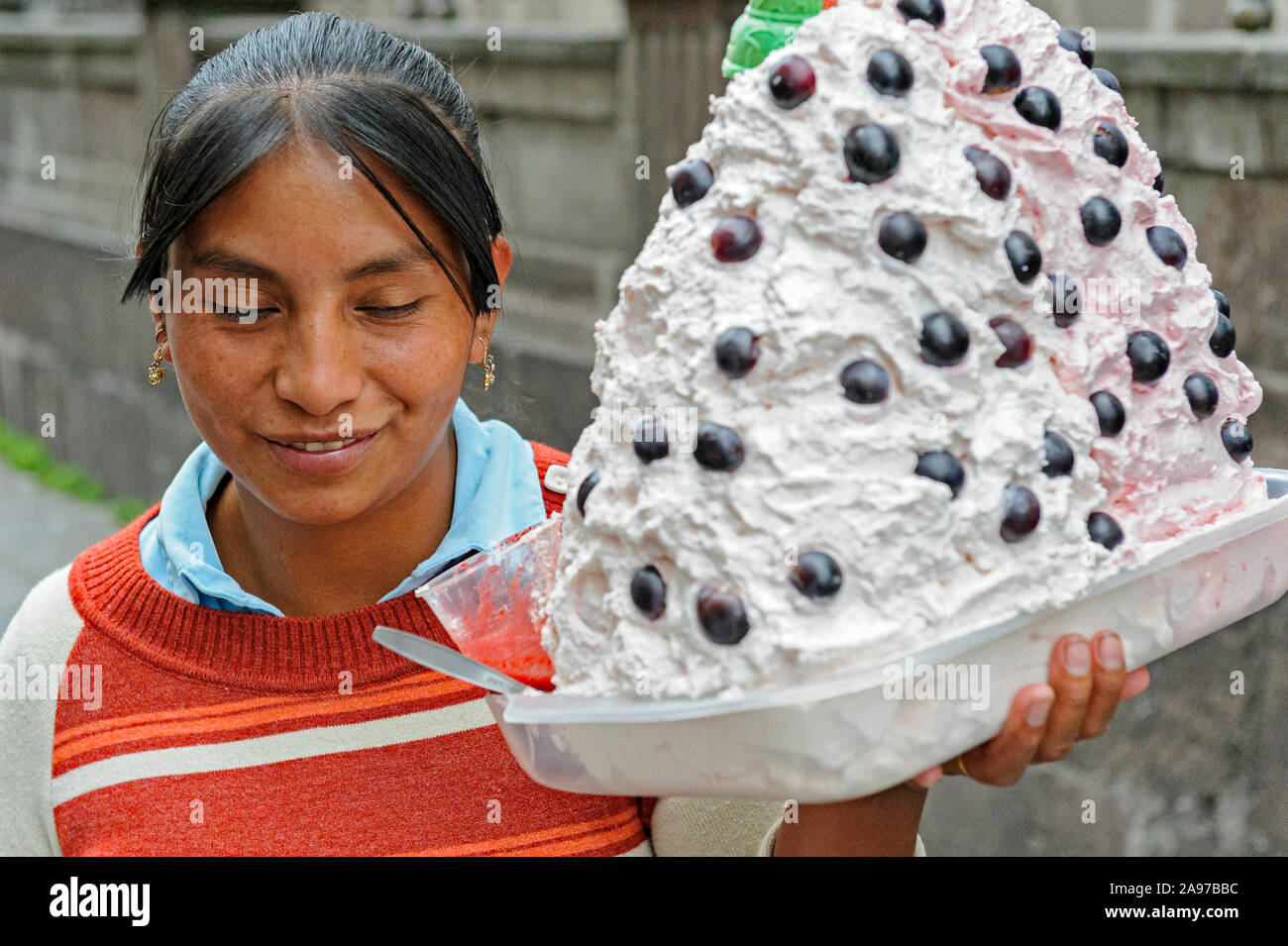 Femme vendant espumillas meringue ou à Quito Equateur Banque D'Images