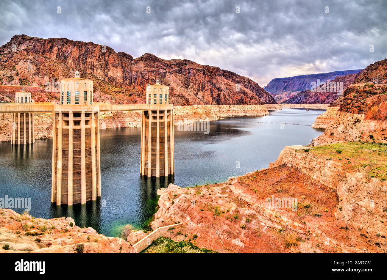 Tours d'amenée d'eau au Barrage Hoover sur le fleuve Colorado, ETATS UNIS Banque D'Images