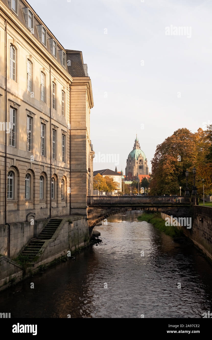 Hanovre, Allemagne - 15 octobre 2019 : vue sur mairie du pont sur le temps d'automne. Banque D'Images