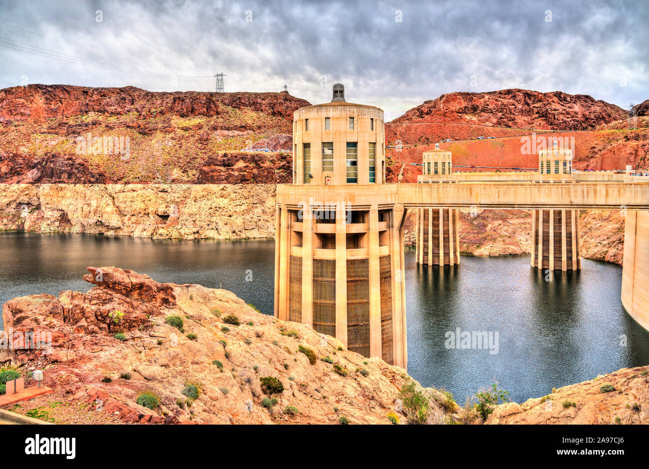 Tours d'amenée d'eau au Barrage Hoover sur le fleuve Colorado, ETATS UNIS Banque D'Images