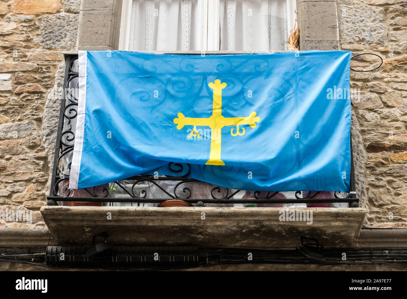 Cangas del Narcea, Espagne, drapeau de la Principauté des Asturies suspendue à un balcon Banque D'Images