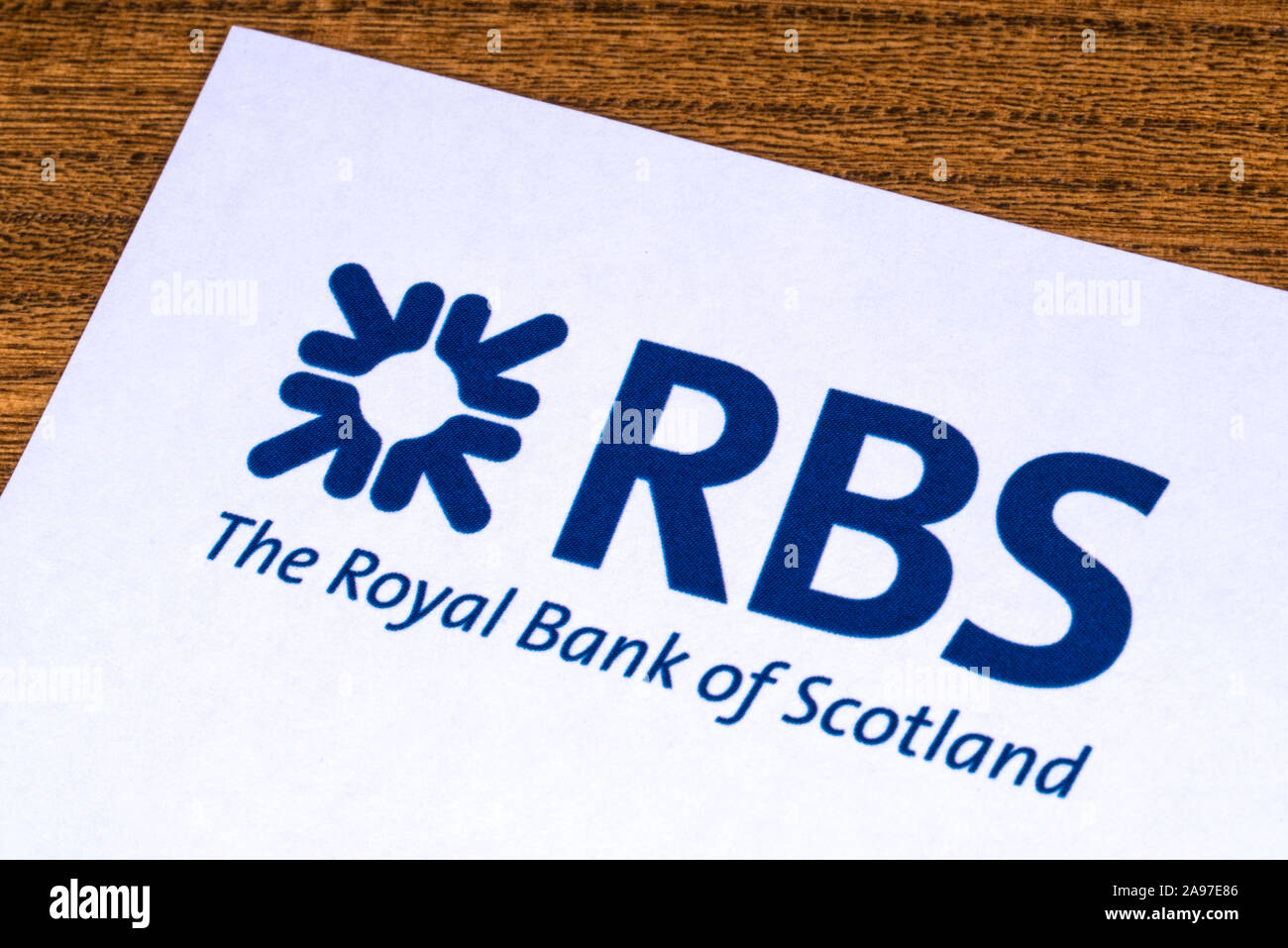Londres, Royaume-Uni - 12 mars 2019 : Le logo de la Royal Bank of Scotland, qui est représenté sur le coin d'une brochure d'information. Banque D'Images