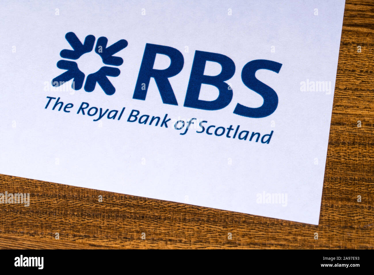 Londres, Royaume-Uni - 12 mars 2019 : Le logo de la Royal Bank of Scotland, qui est représenté sur le coin d'une brochure d'information. Banque D'Images