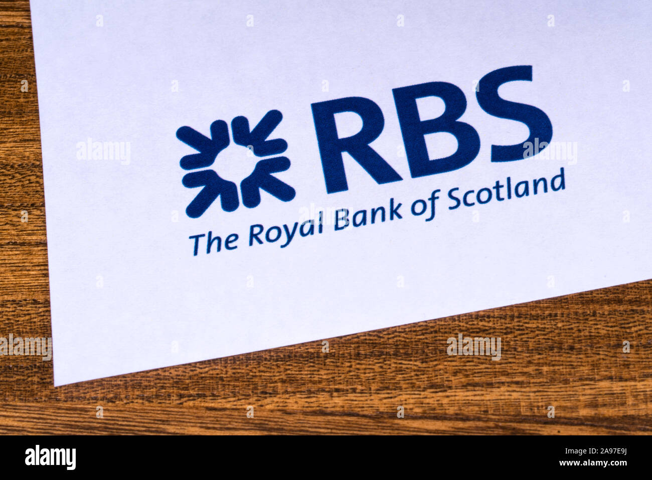 Londres, Royaume-Uni - 12 mars 2019 : Le logo de la Royal Bank of Scotland, qui est représenté sur le coin d'une brochure d'information. Banque D'Images