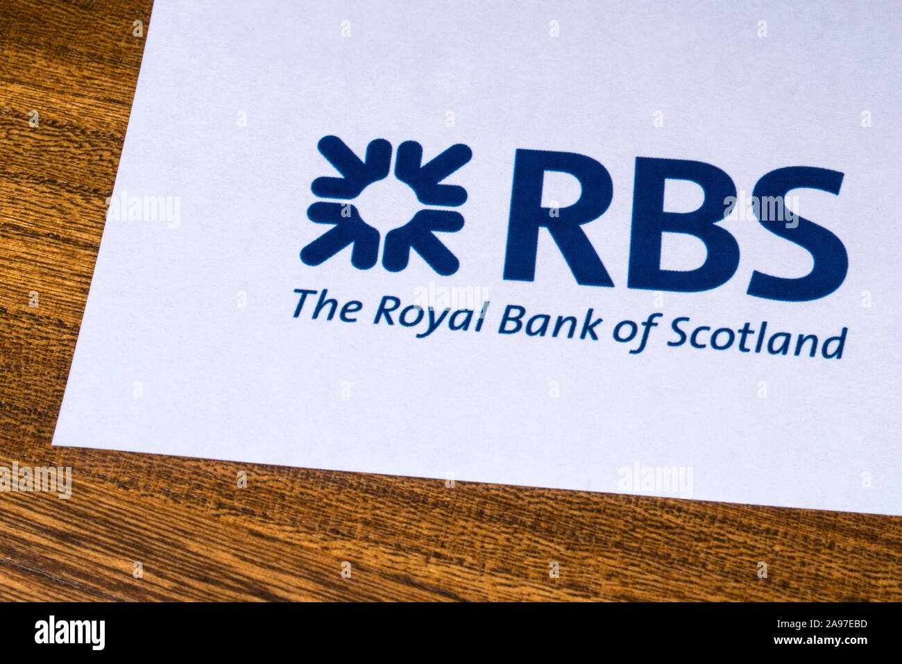 Londres, Royaume-Uni - 12 mars 2019 : Le logo de la Royal Bank of Scotland, qui est représenté sur le coin d'une brochure d'information. Banque D'Images