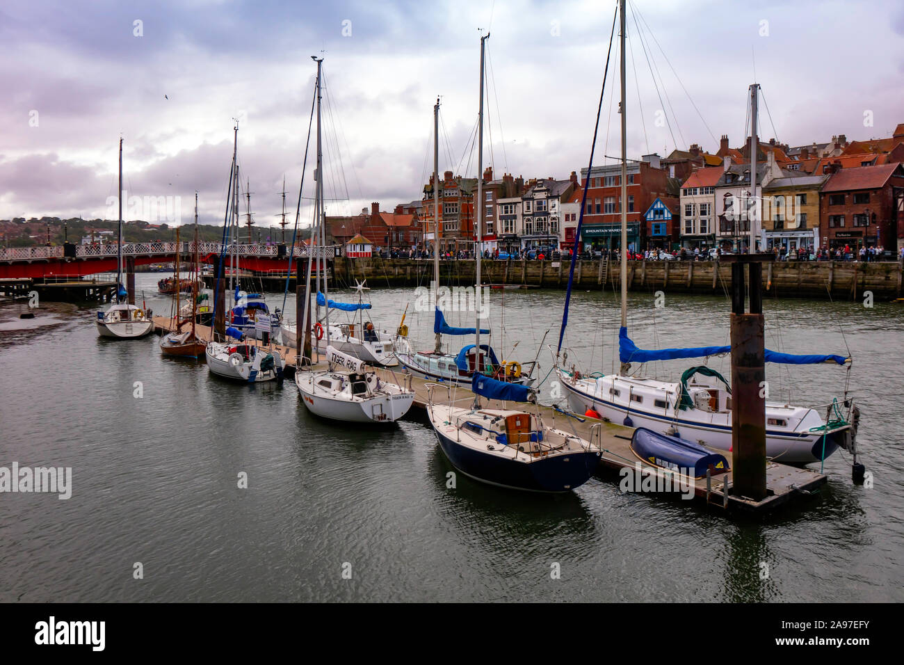 Les bateaux de plaisance amarrés dans le centre-ville de Whitby Harbour sur la rivière Esk Banque D'Images