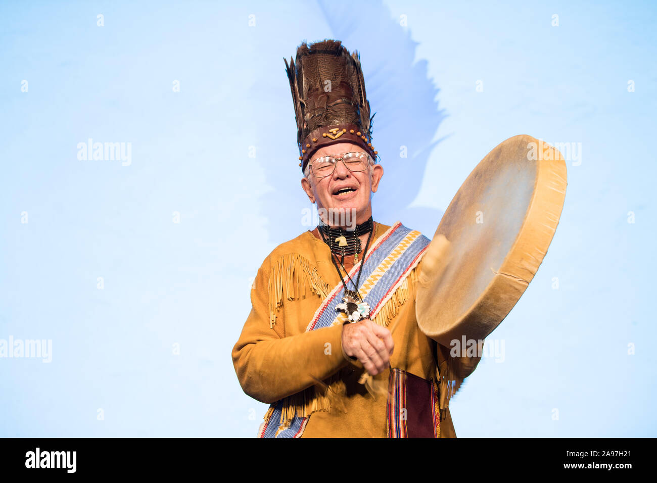Le révérend Nick Miles, Tecumseh Red Cloud, Tribu Pamunkey, exécute un chant traditionnel algonquin au cours de la cérémonie de baptême de 2014 MU69, un corps céleste découvert par la mission New Horizons et de télescope spatial Hubble, au siège de la NASA, le 12 novembre 2019 à Washington, DC. Le nouveau nom, Arrokoth, signifie ciel en les langues algonquiennes, parlé par les tribus Powhatan. Banque D'Images