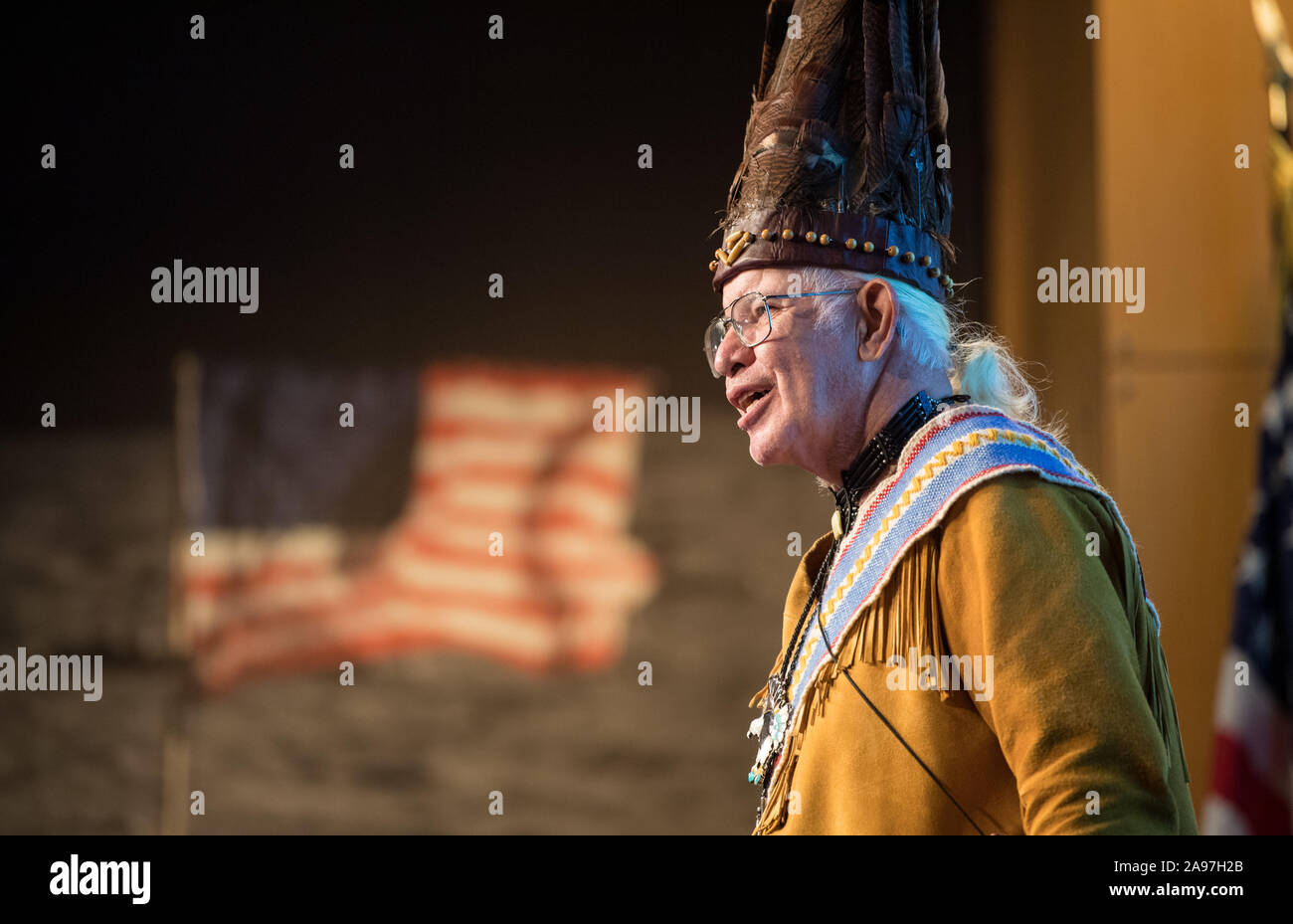 Le révérend Nick Miles, Tecumseh Red Cloud, Tribu Pamunkey, prend la parole à une cérémonie de baptême 2014 MU69, un corps céleste découvert par la mission New Horizons et de télescope spatial Hubble, au siège de la NASA, le 12 novembre 2019 à Washington, DC. Le nouveau nom, Arrokoth, signifie ciel en les langues algonquiennes, parlé par les tribus Powhatan. Banque D'Images