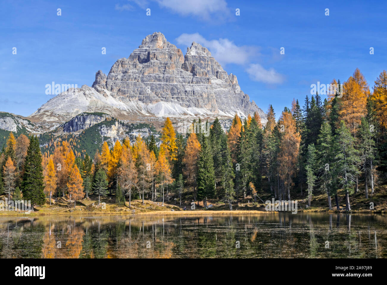 Mountain Drei Zinnen et mélèzes en couleurs d'automne autour du lac Lago d'Antorno dans le Tre Cime, Parc Naturel, Dolomites Tyrol du Sud, Italie Banque D'Images