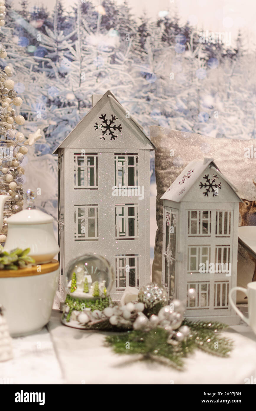 Décoration de Noël avec Noël chandelier house sur la table plus de lumières floues et arbres de Noël neige fond. Banque D'Images