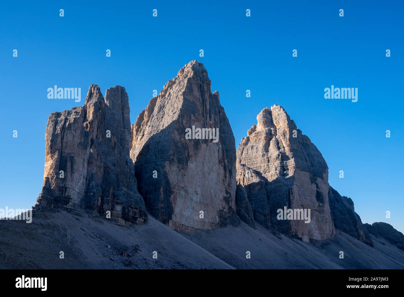 Face nord des Tre Cime di Lavaredo / Drei Zinnen, trois pics de montagne au lever du soleil dans les Dolomites de Sexten, Sesto / Tyrol du Sud, Italie Banque D'Images