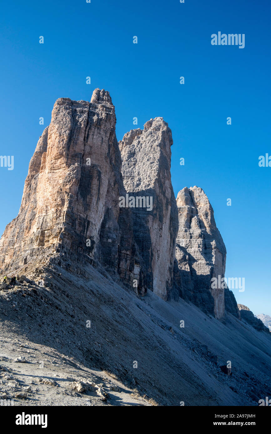 Face nord des Tre Cime di Lavaredo / Drei Zinnen, trois pics de montagne au lever du soleil dans les Dolomites de Sexten, Sesto / Tyrol du Sud, Italie Banque D'Images
