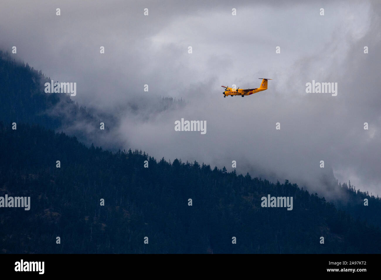 Recherche et sauvetage au Canada un CC-115 Buffalo air plane autour de Pemberton lors d'une mission de formation sur l'apparence d'un jour d'automne. Banque D'Images